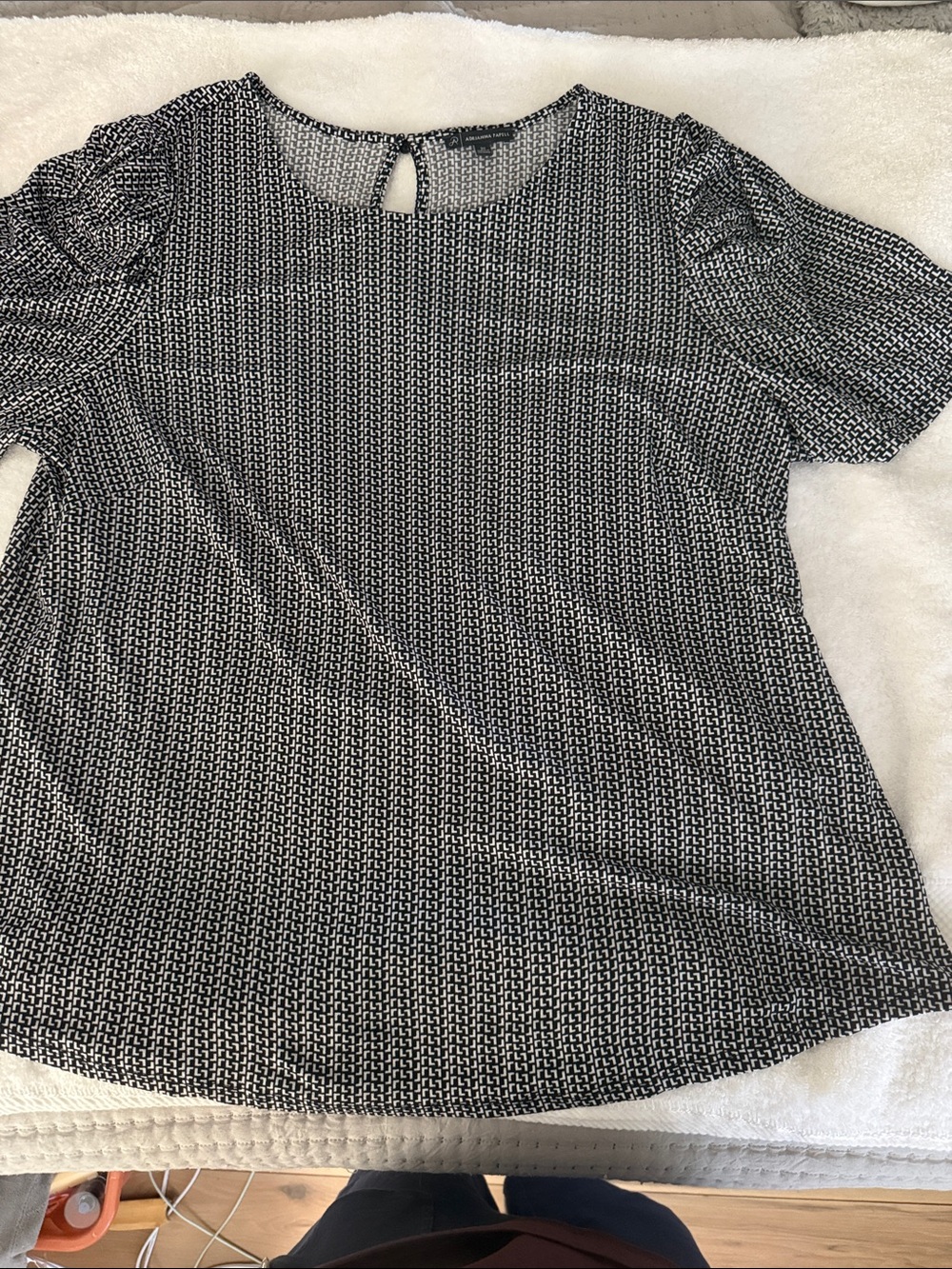 Adrianna Papell Black and White Geometric Short Sleeve Blouse